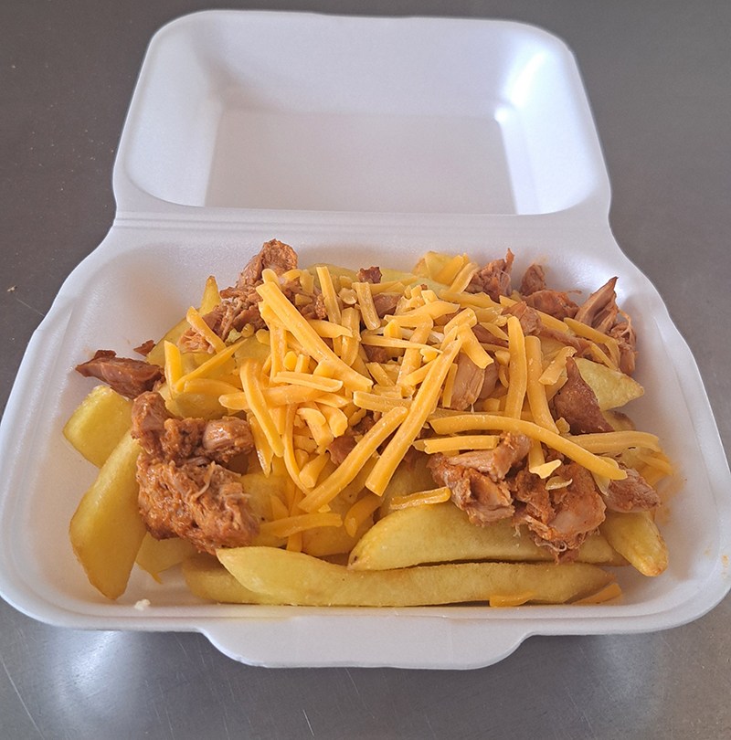 Trhané maso s hranolkami a čedarem, BBQ